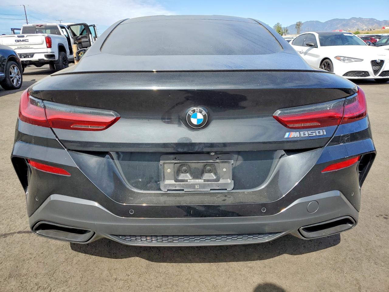 2022 BMW M8