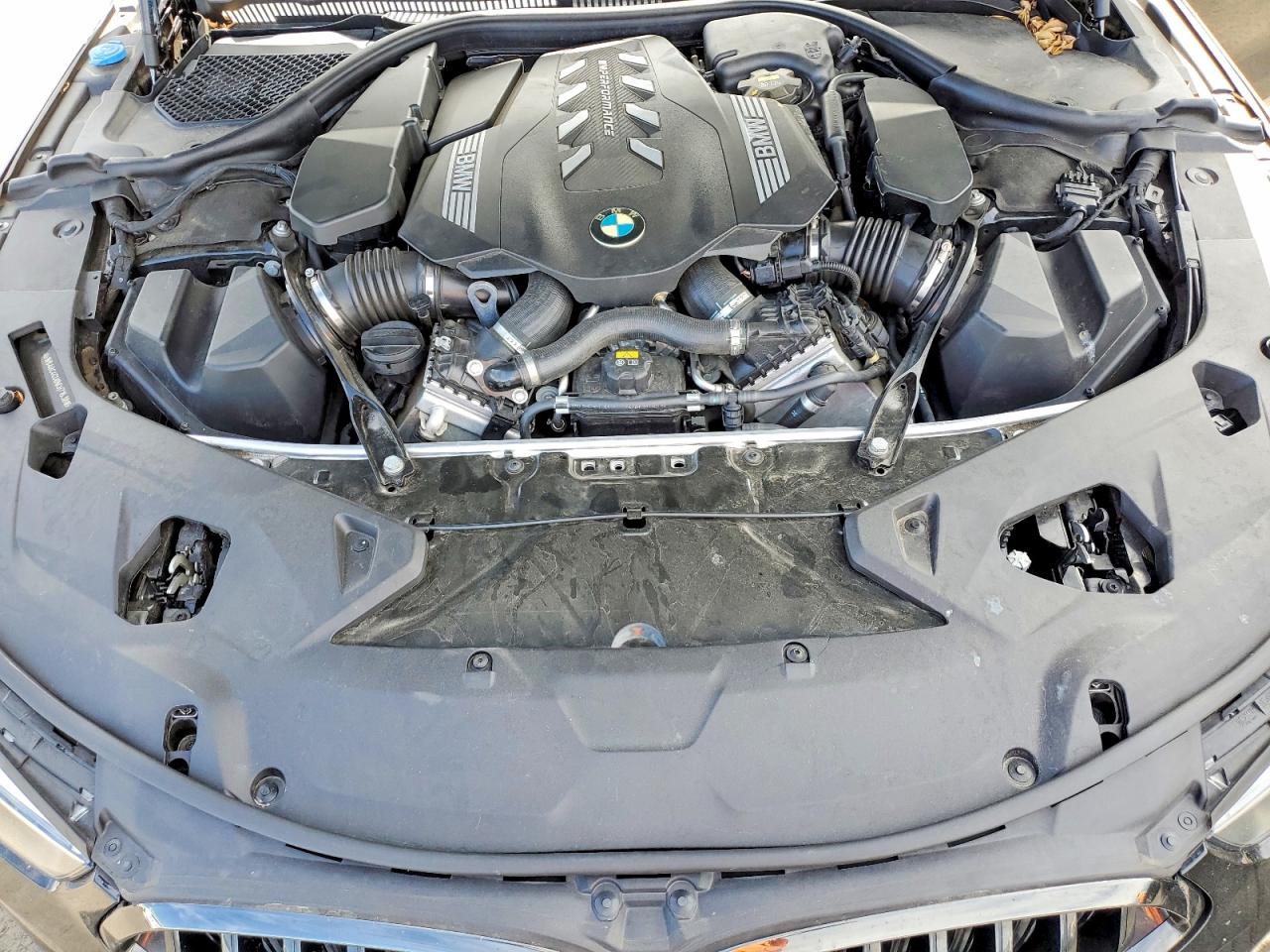 2022 BMW M8