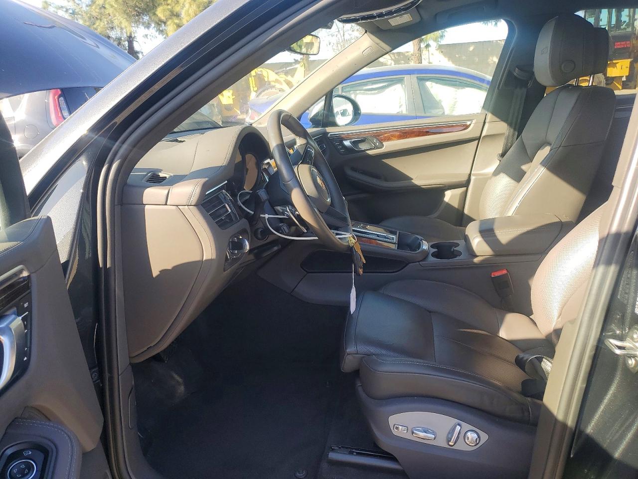 2024 PORSCHE MACAN