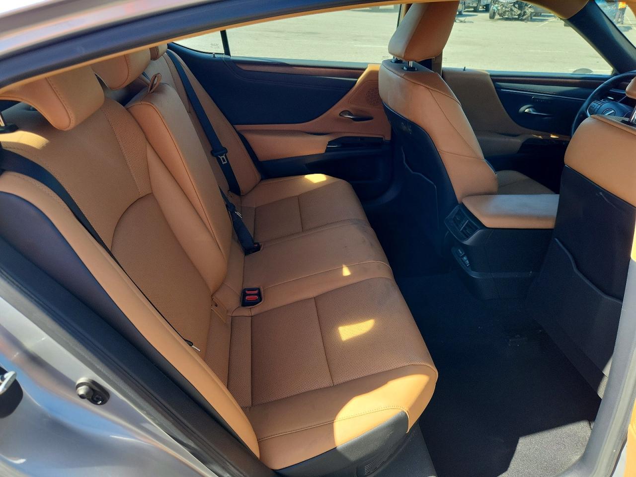 2025 LEXUS ES300