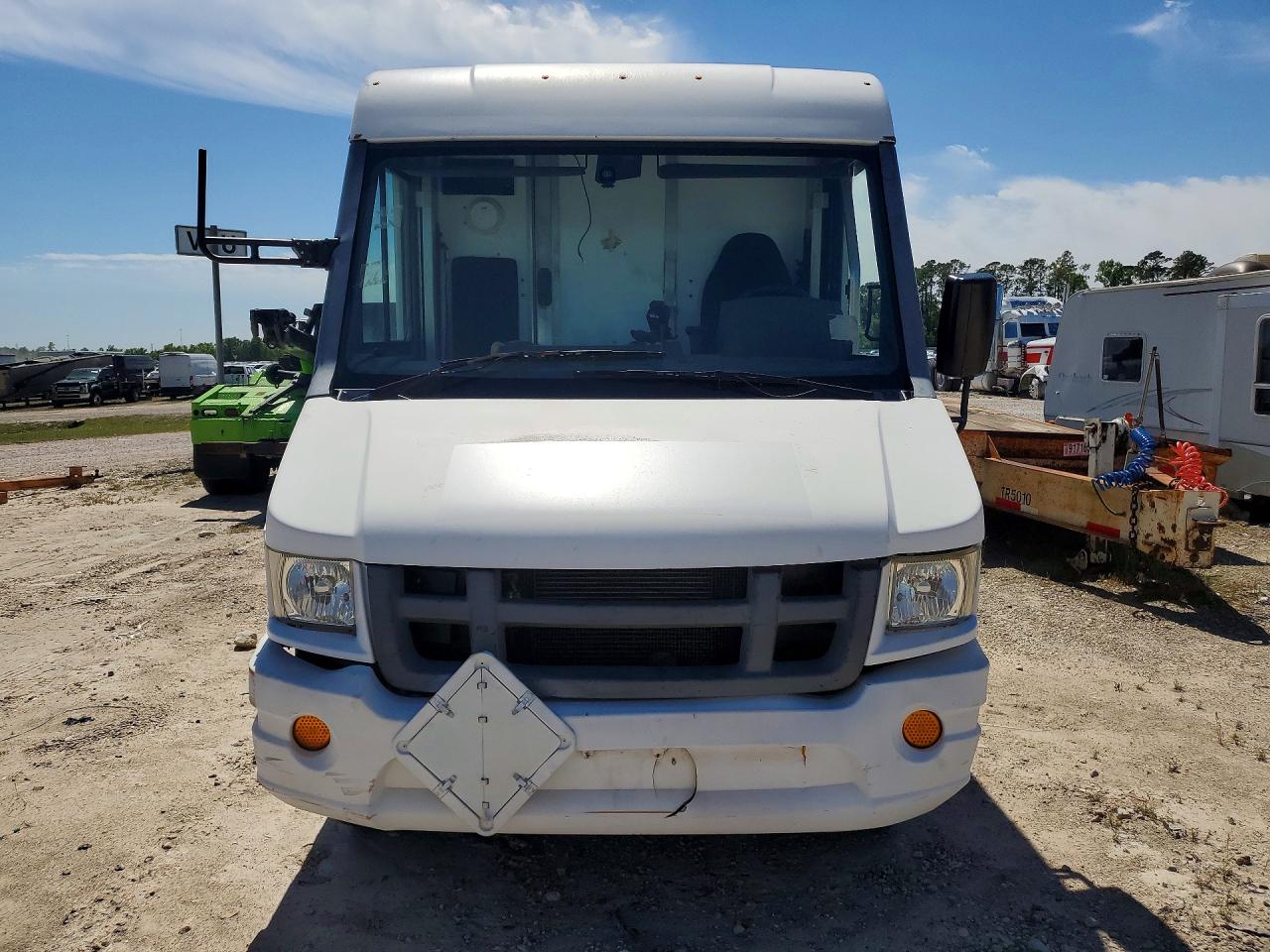 2015 ISUZU NPR