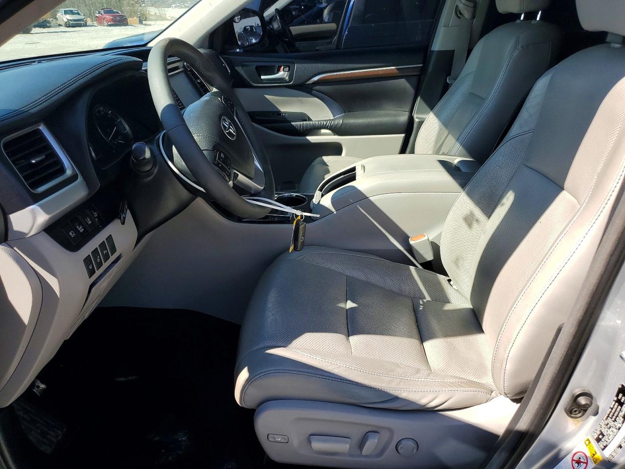 2016 TOYOTA HIGHLANDER