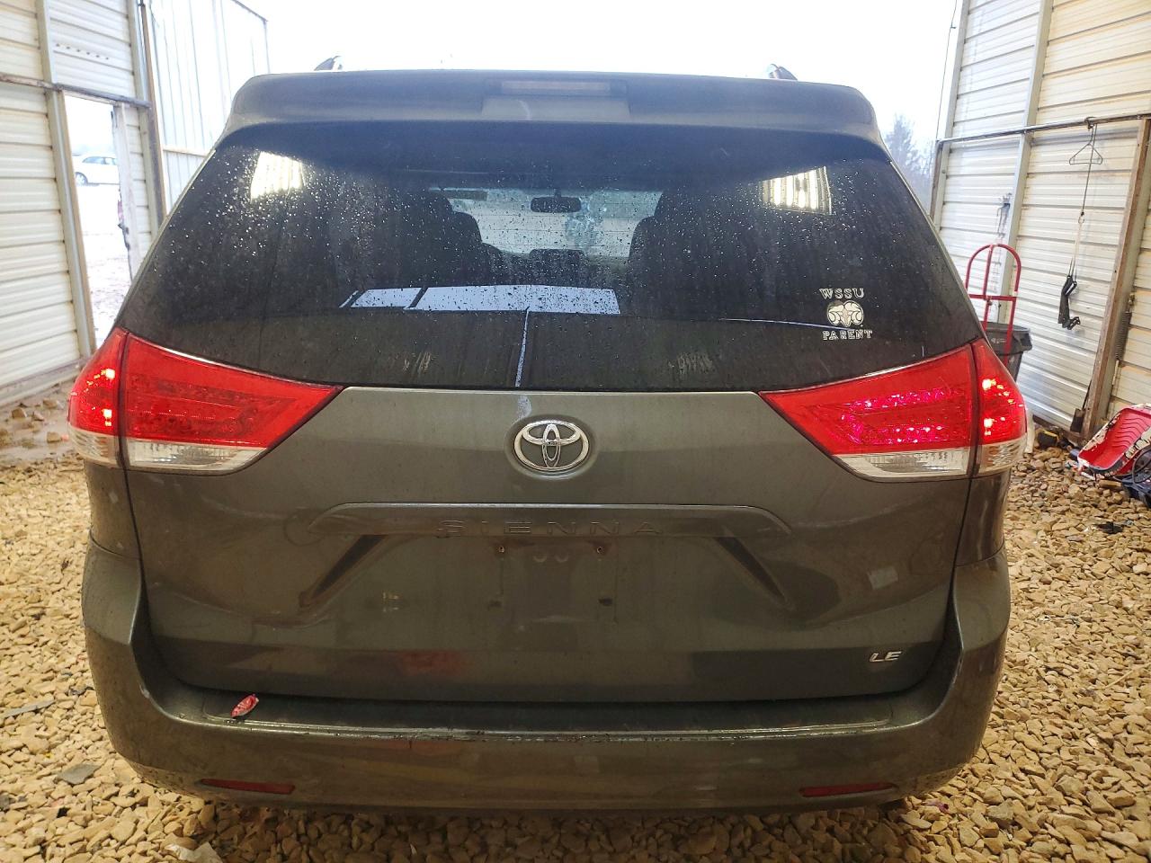 2011 TOYOTA SIENNA