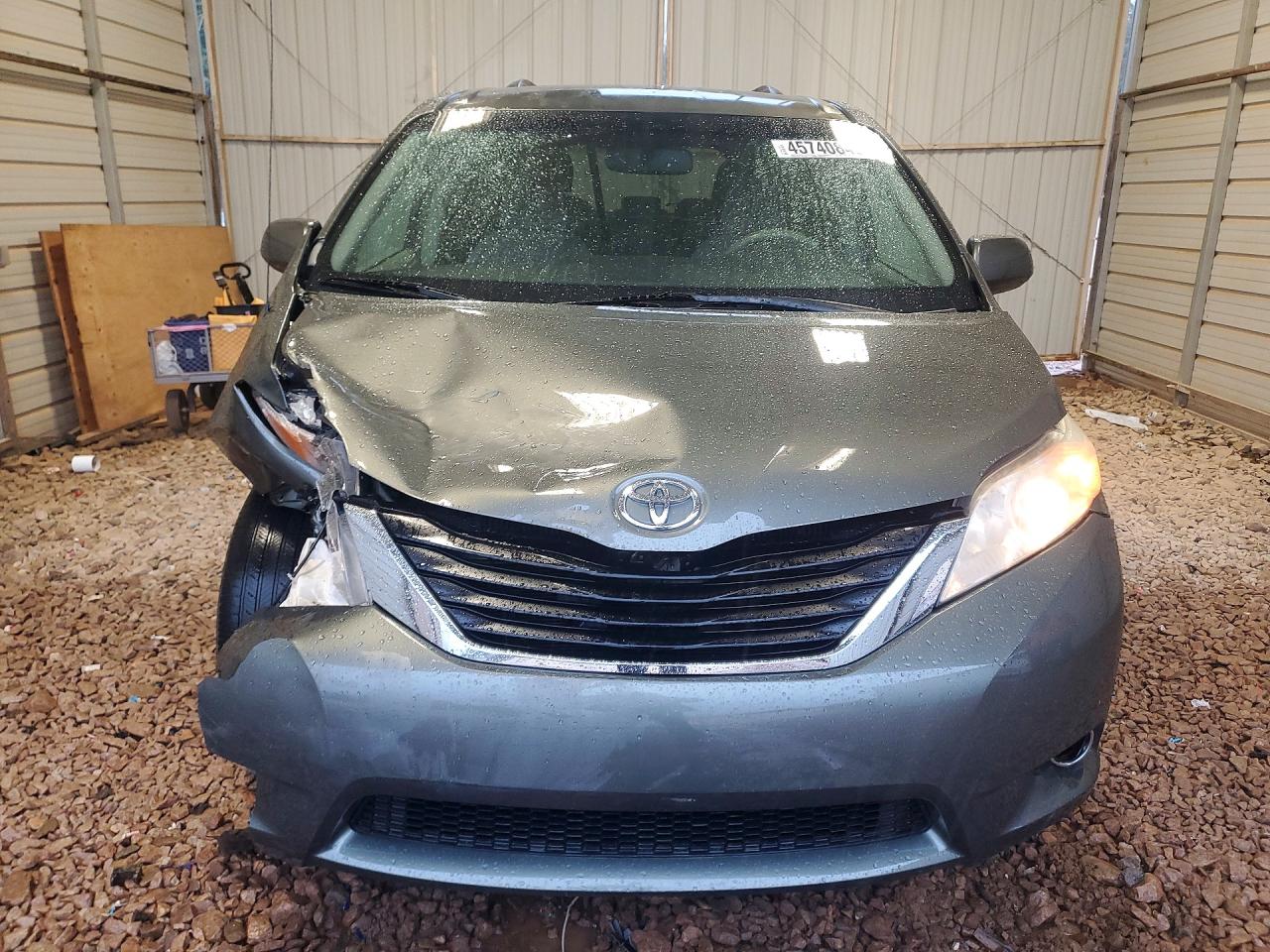 2011 TOYOTA SIENNA