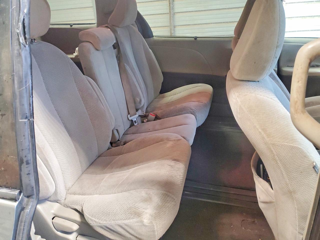 2011 TOYOTA SIENNA