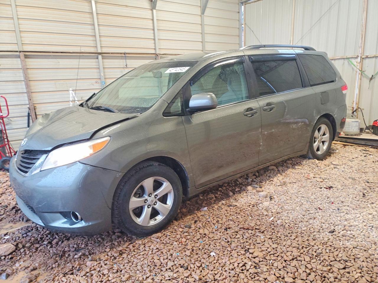 2011 TOYOTA SIENNA