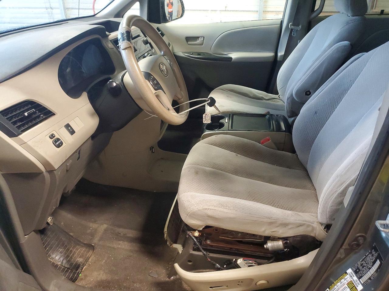 2011 TOYOTA SIENNA