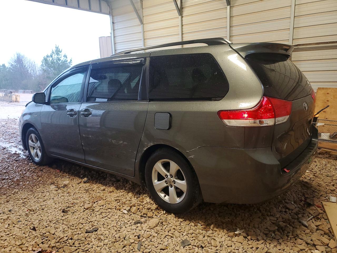 2011 TOYOTA SIENNA