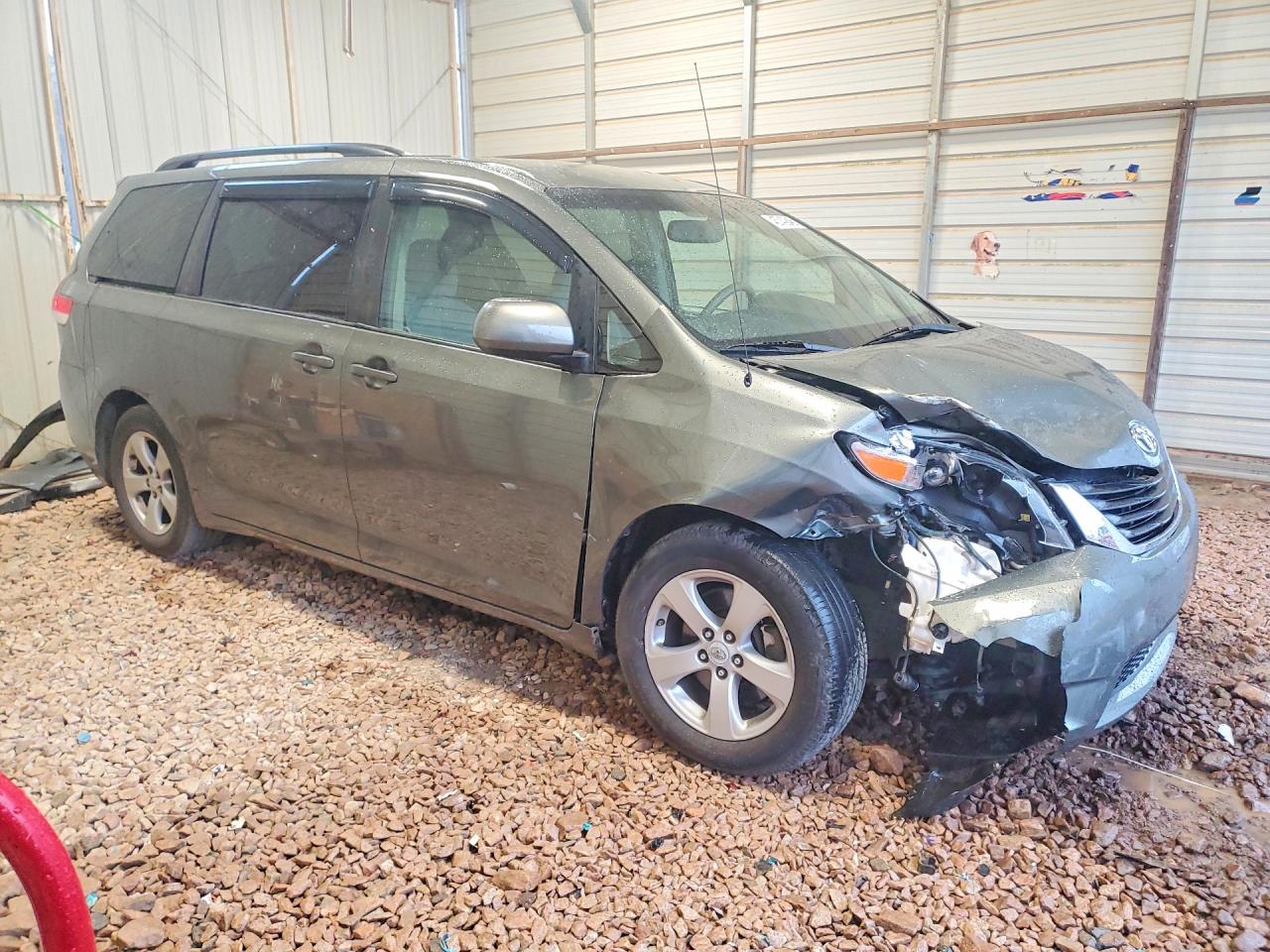 2011 TOYOTA SIENNA