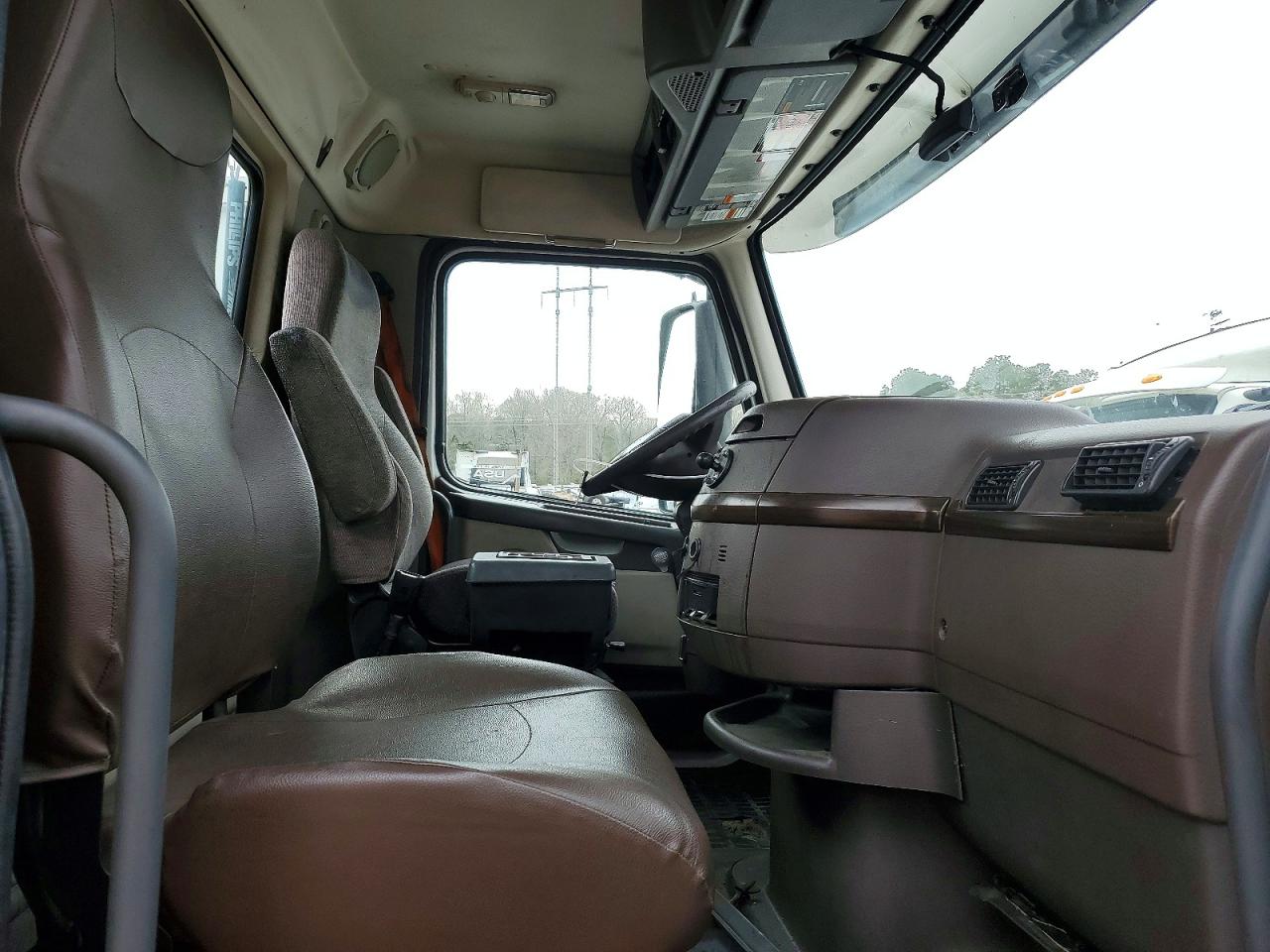 2015 VOLVO VN