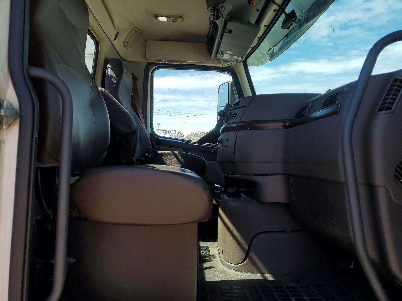 2017 VOLVO VN