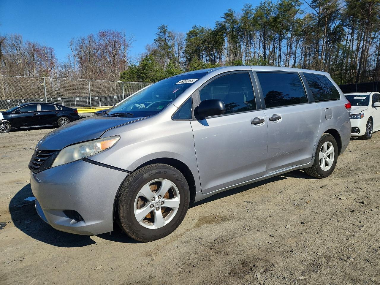 2011 TOYOTA SIENNA