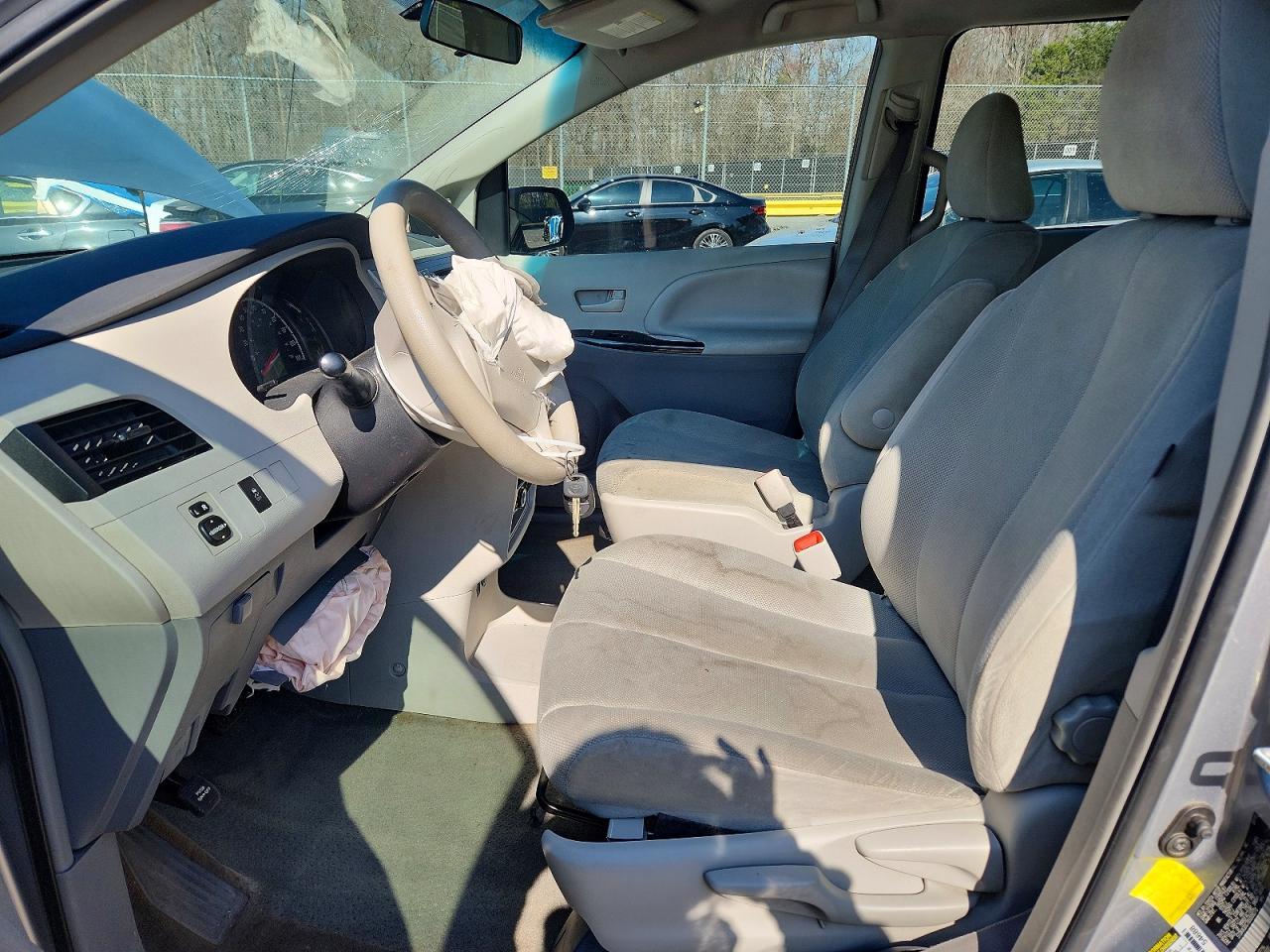 2011 TOYOTA SIENNA