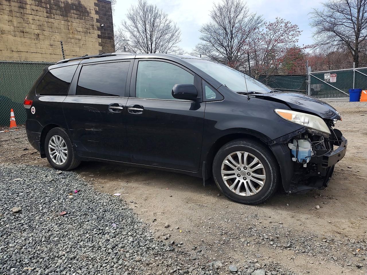 2013 TOYOTA SIENNA