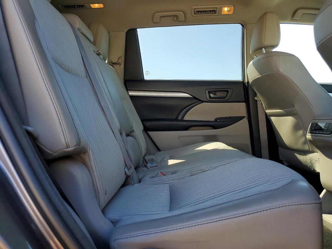 2016 TOYOTA HIGHLANDER