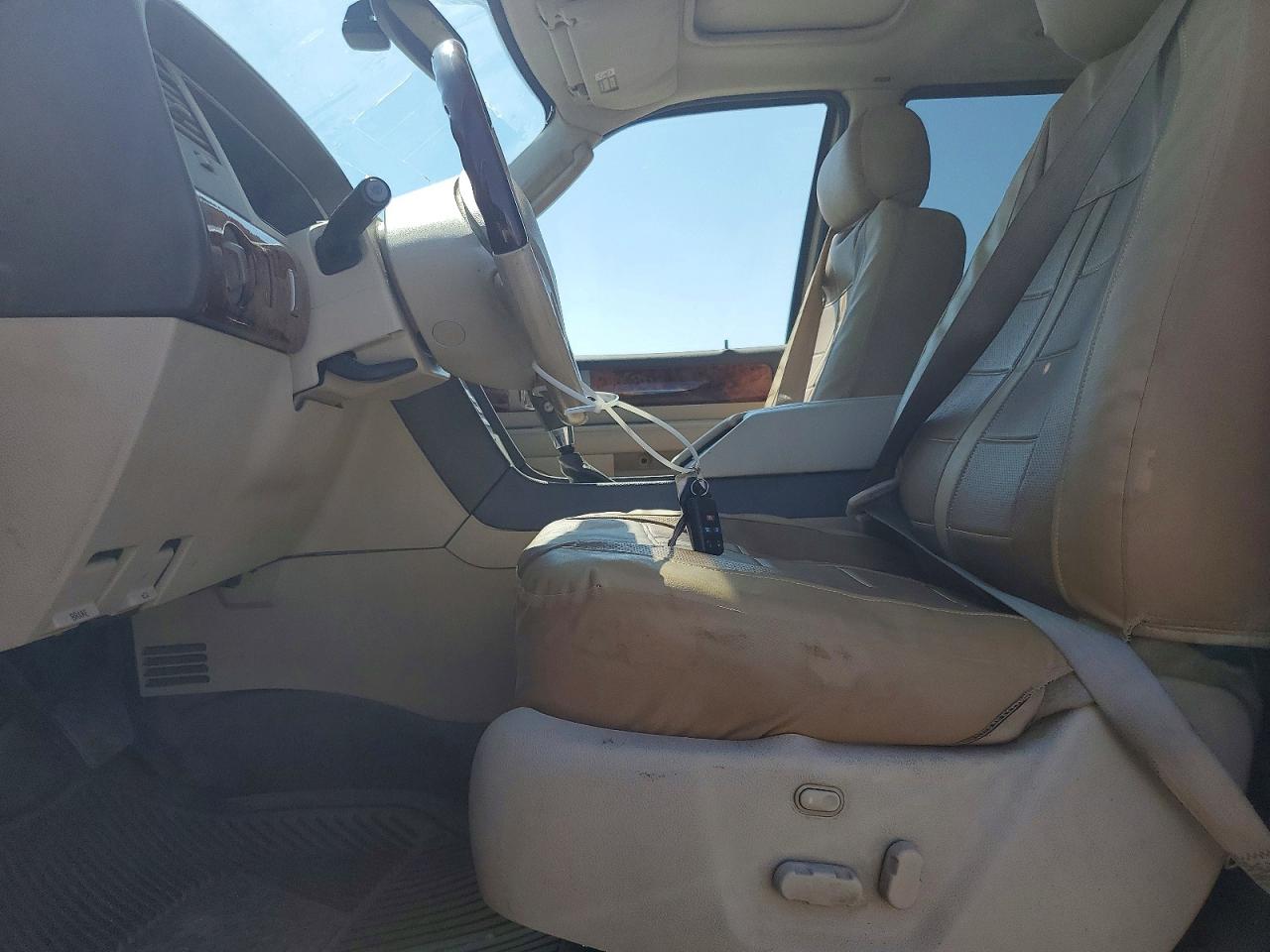 2004 LINCOLN TOWNHOUSE NAVIGATOR