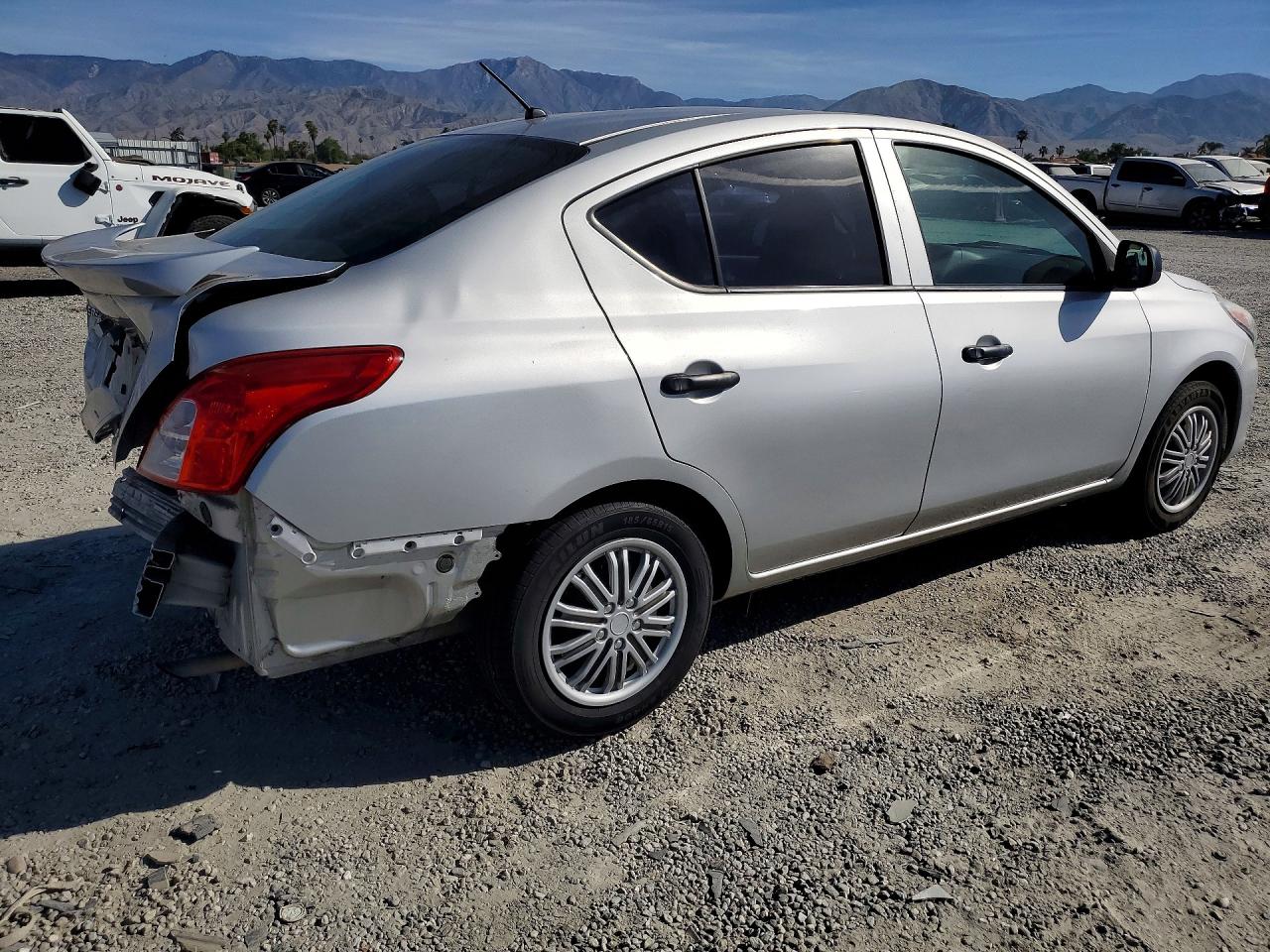 2015 NISSAN VERSA