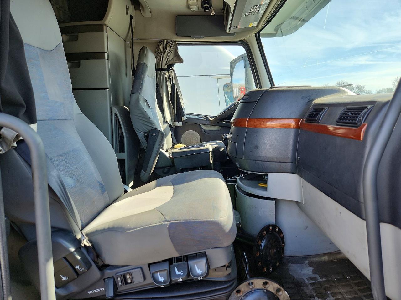 2003 VOLVO VN