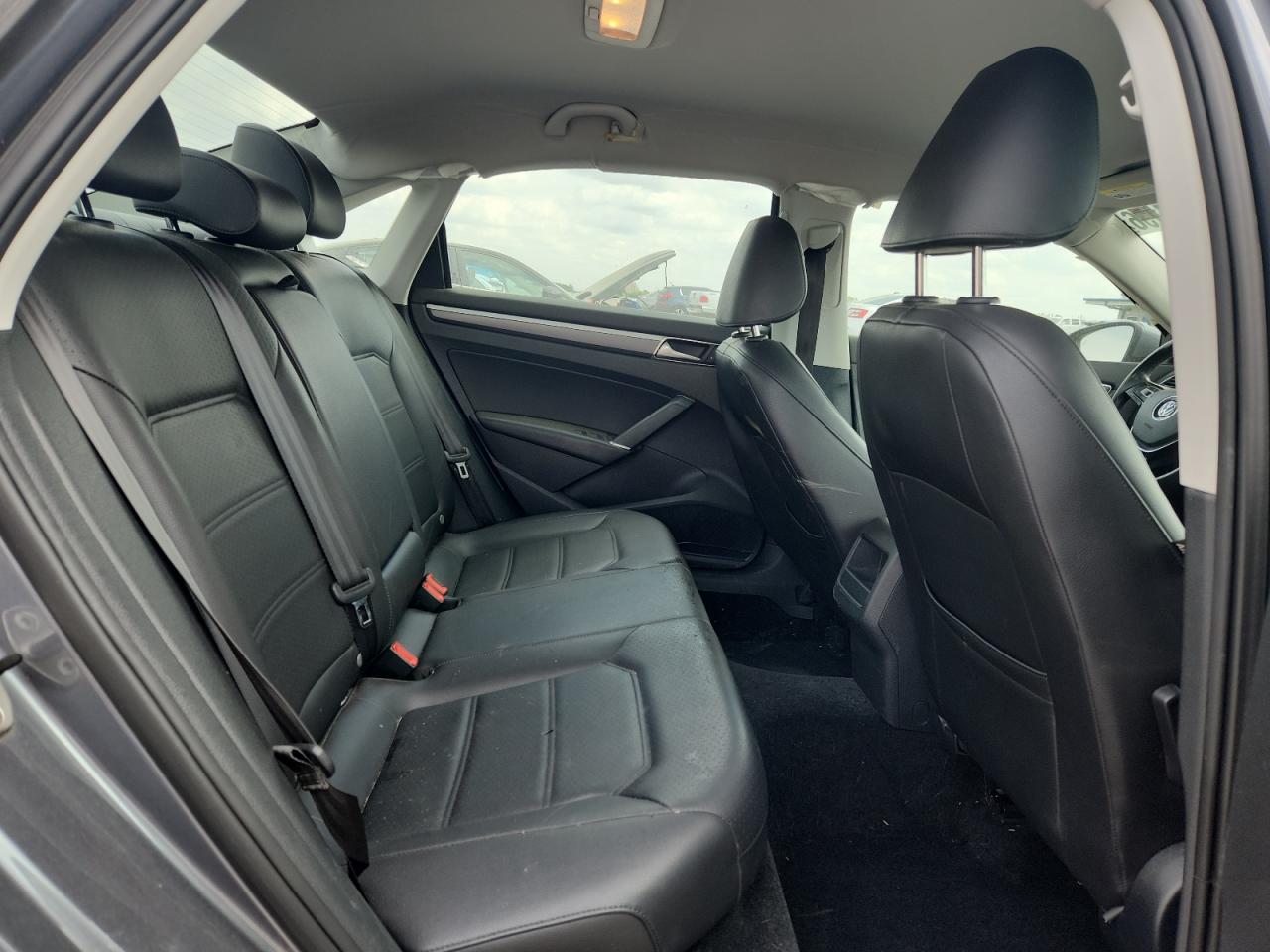 2017 VOLKSWAGEN PASSAT