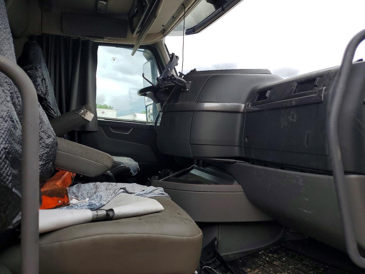 2023 VOLVO VN