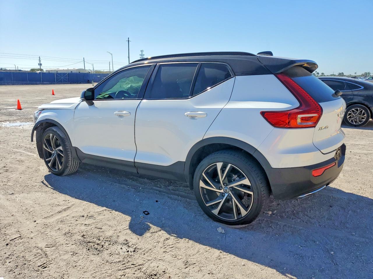 2020 VOLVO XC40