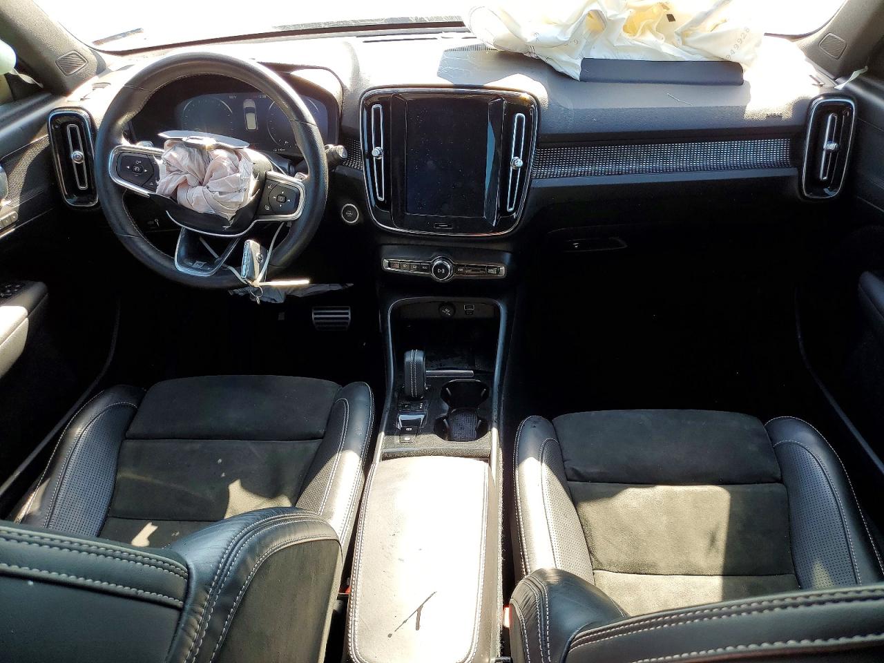 2020 VOLVO XC40