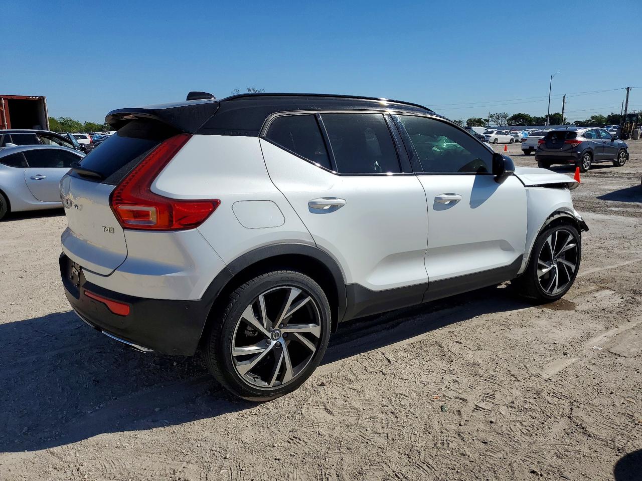 2020 VOLVO XC40