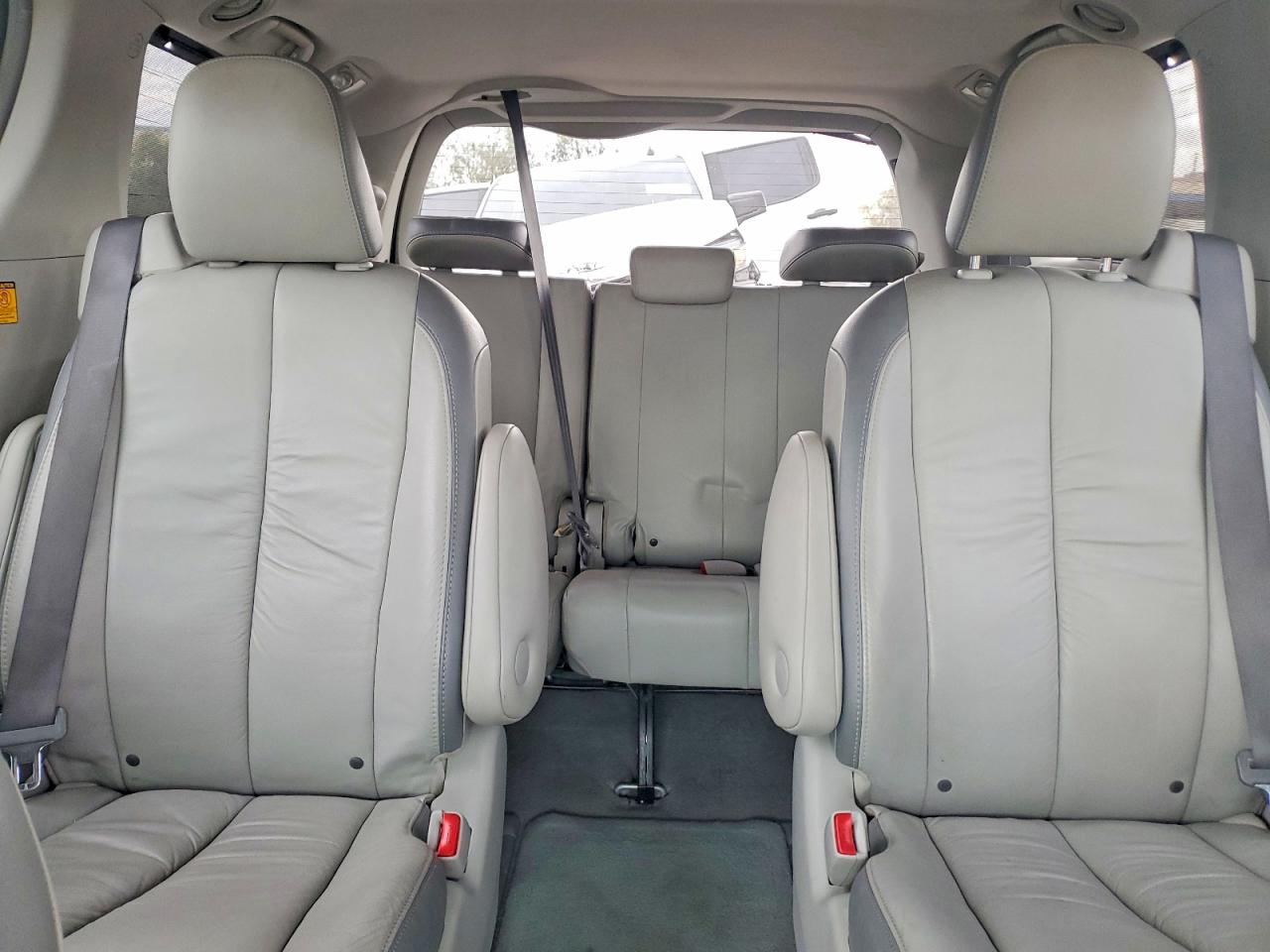 2011 TOYOTA SIENNA