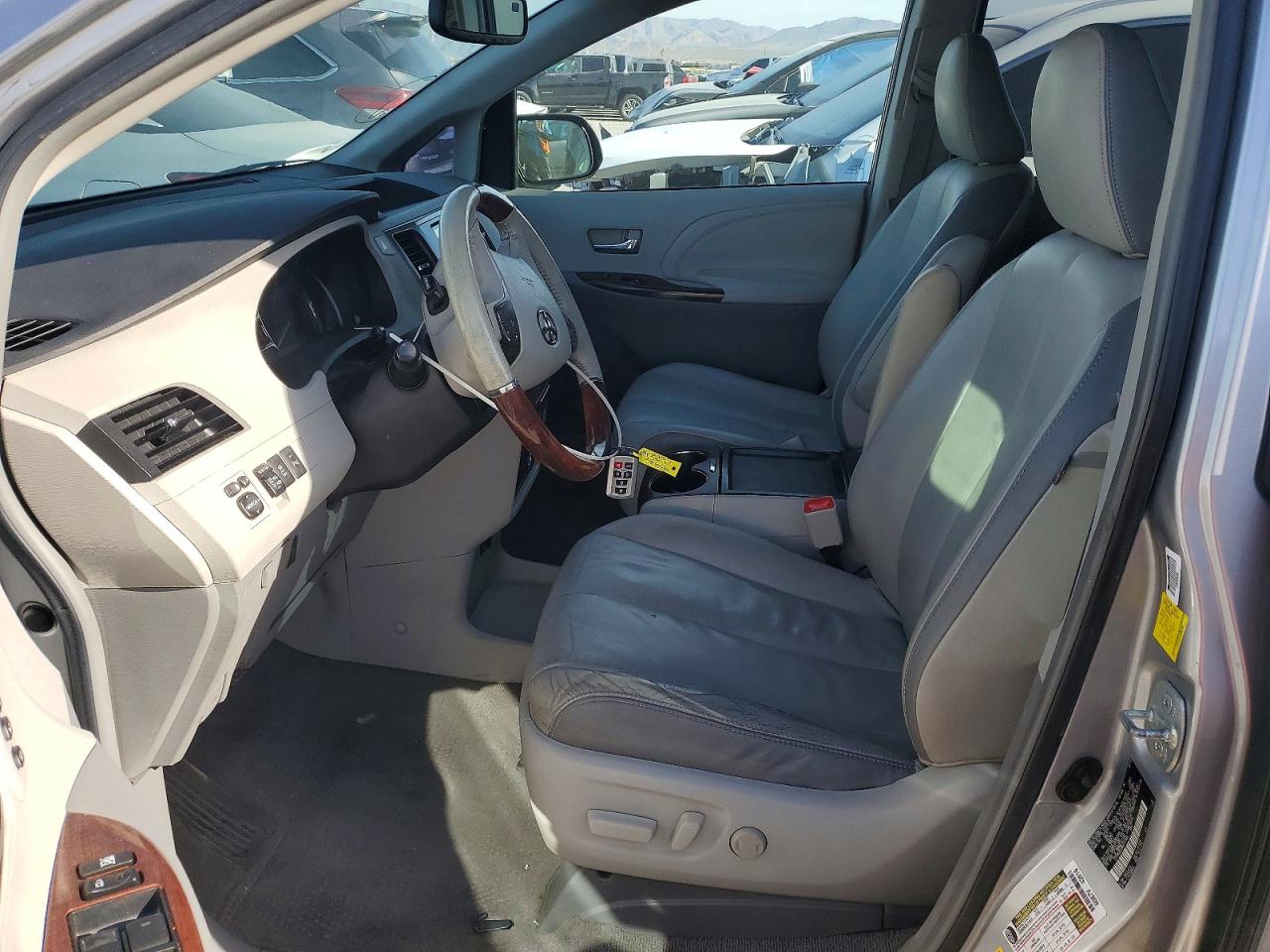 2011 TOYOTA SIENNA