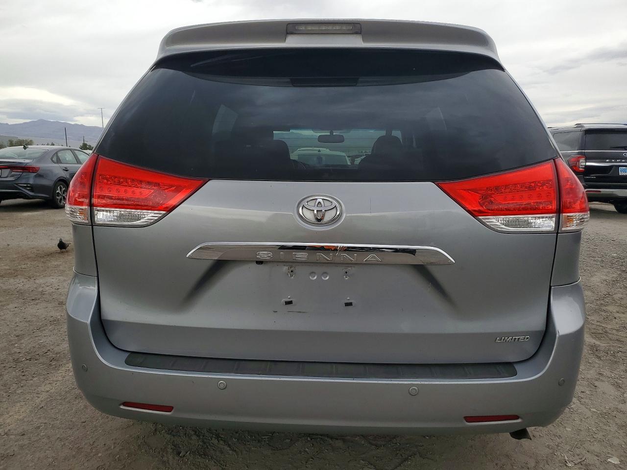 2011 TOYOTA SIENNA