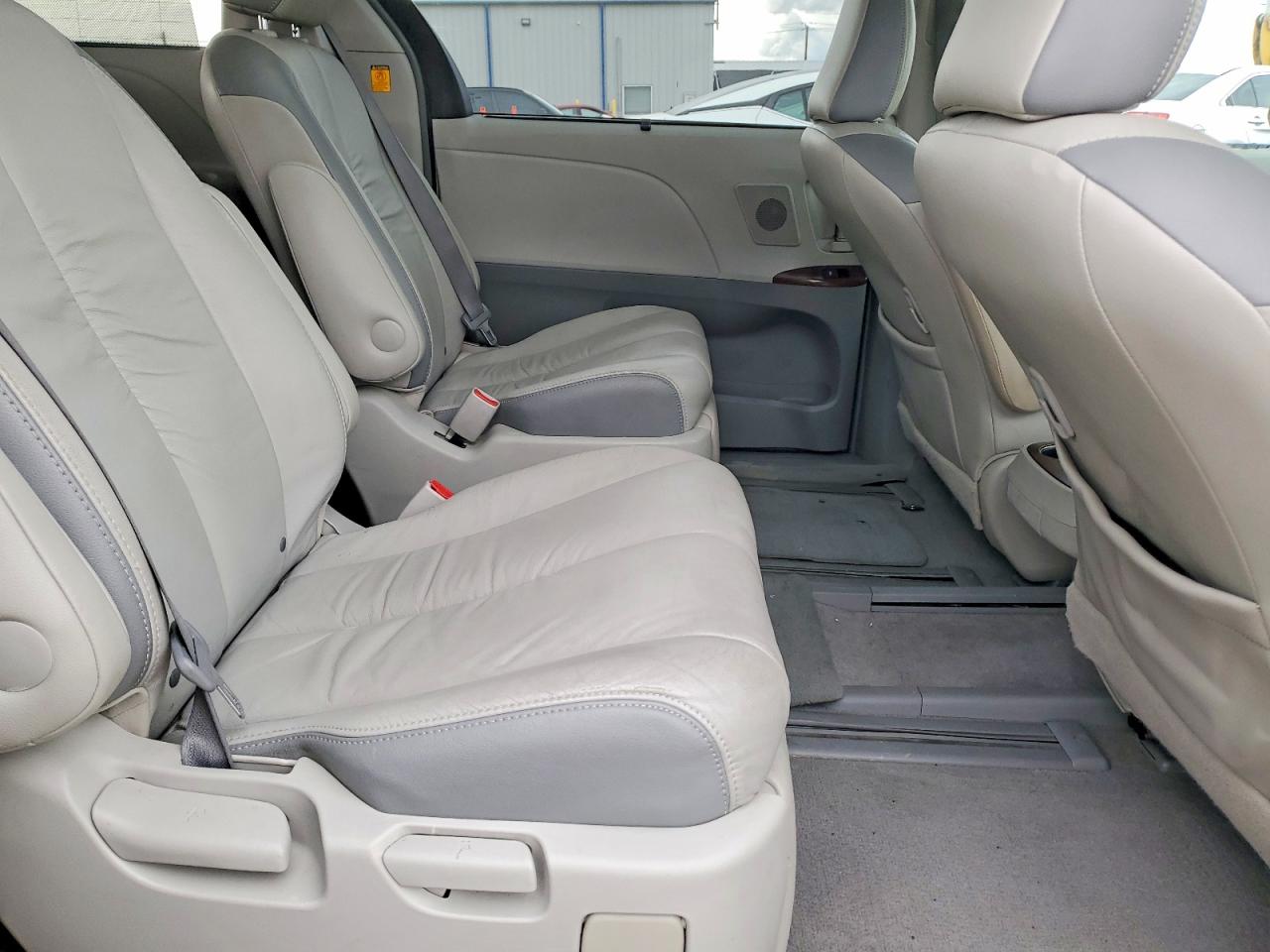 2011 TOYOTA SIENNA