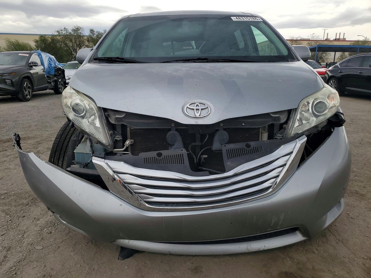 2011 TOYOTA SIENNA