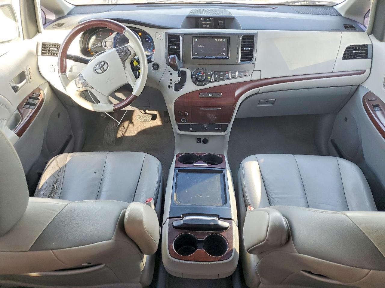 2011 TOYOTA SIENNA