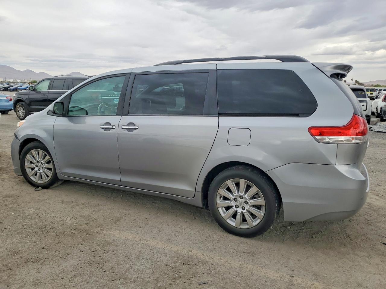 2011 TOYOTA SIENNA