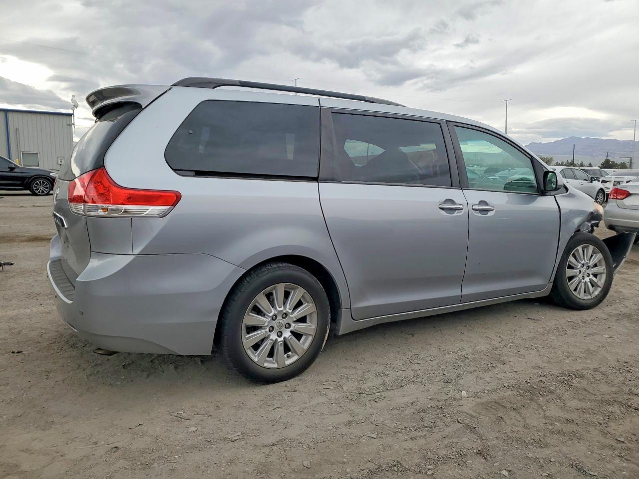 2011 TOYOTA SIENNA