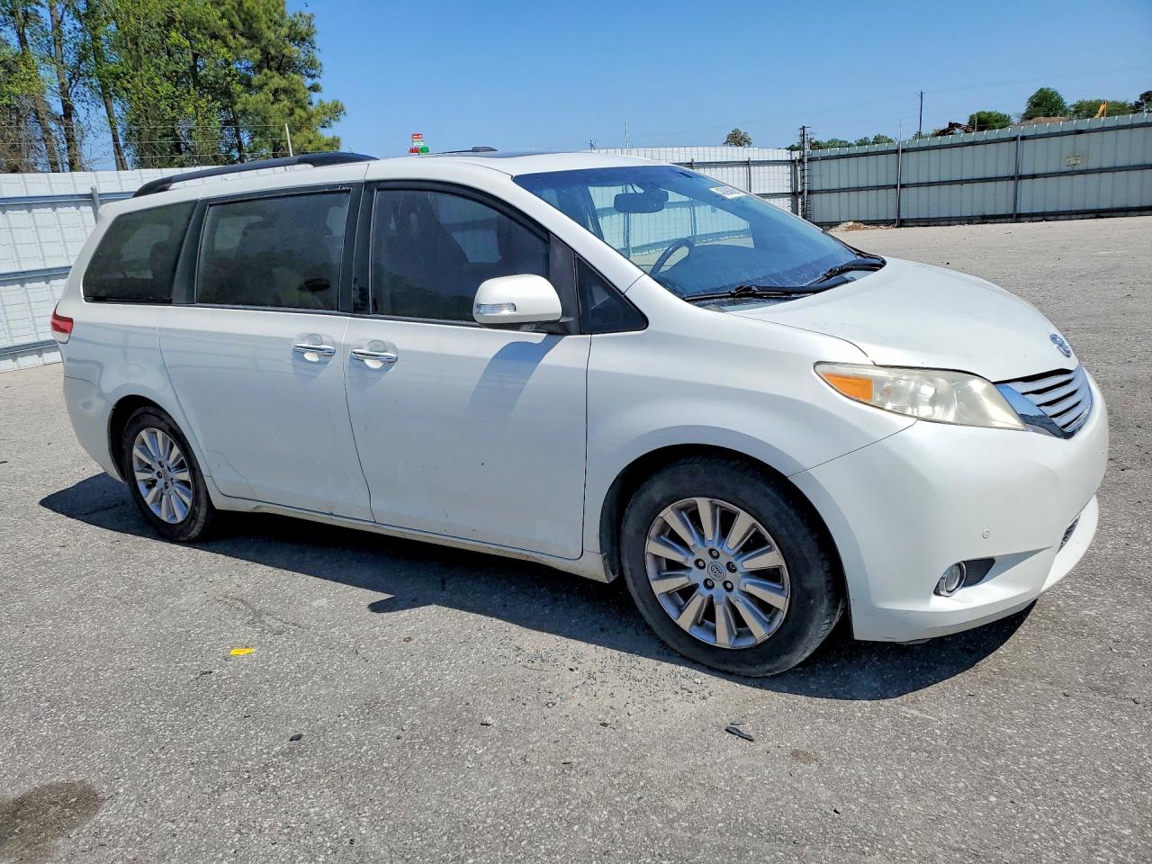 2013 TOYOTA SIENNA