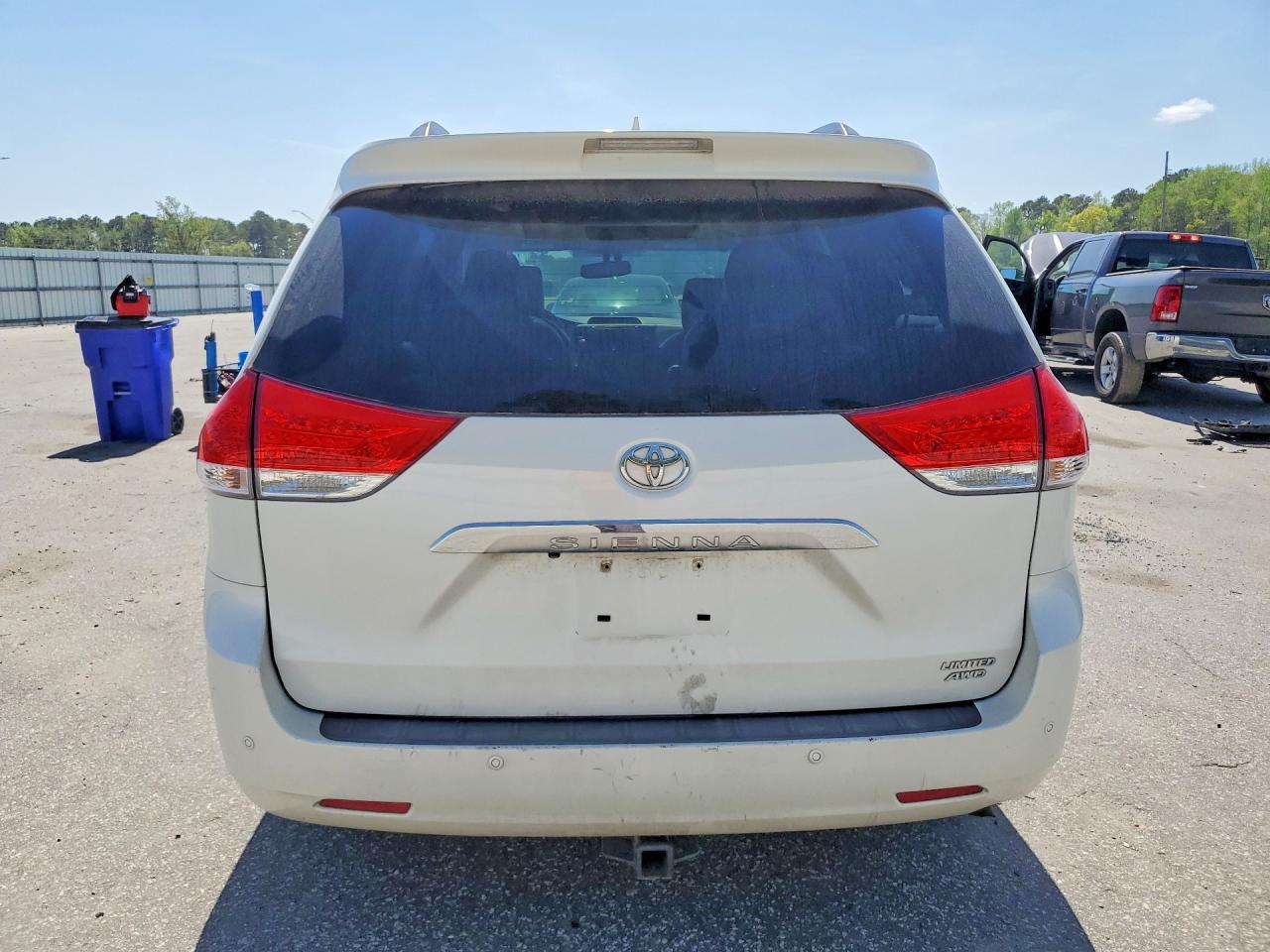 2013 TOYOTA SIENNA