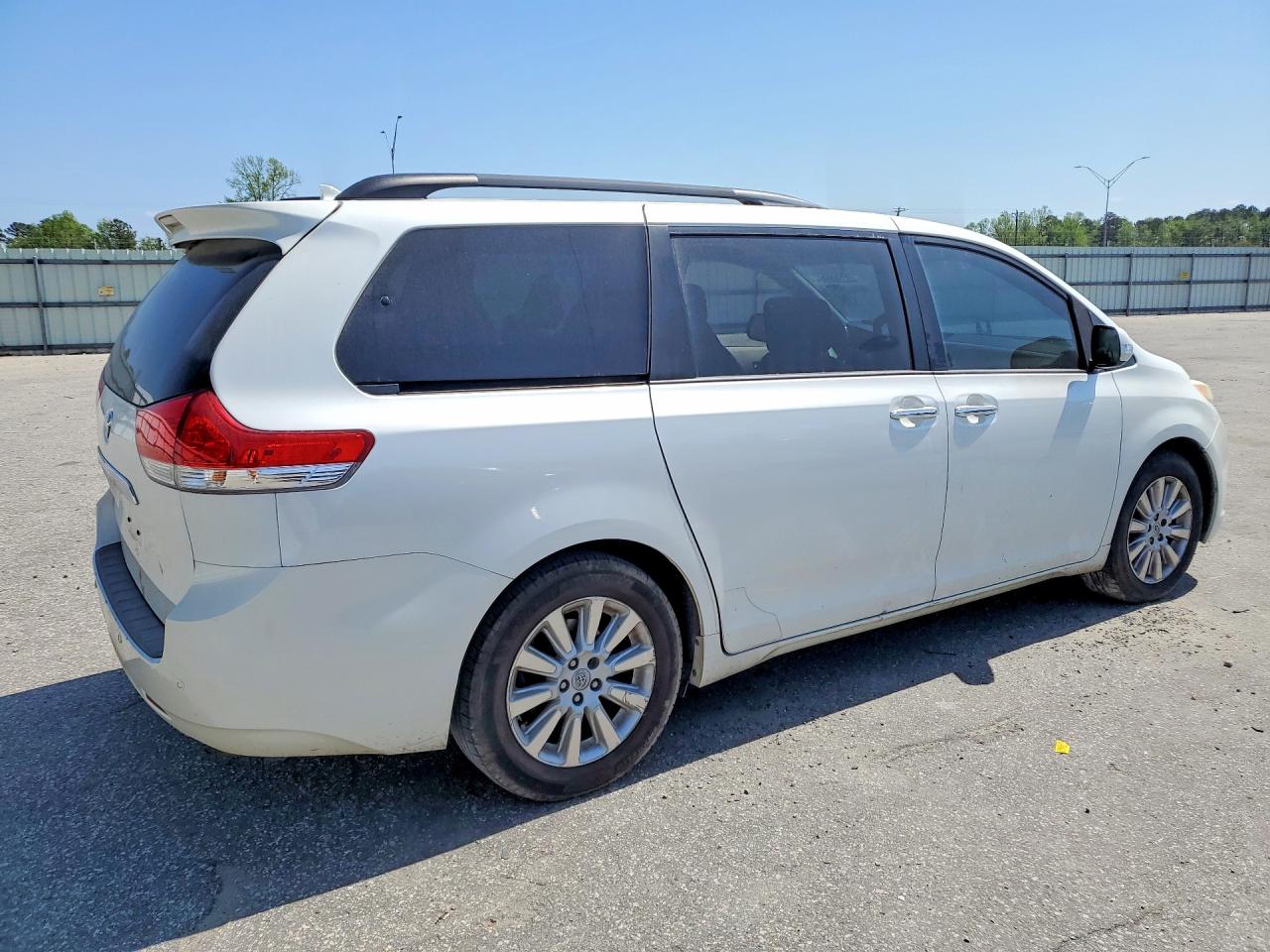 2013 TOYOTA SIENNA