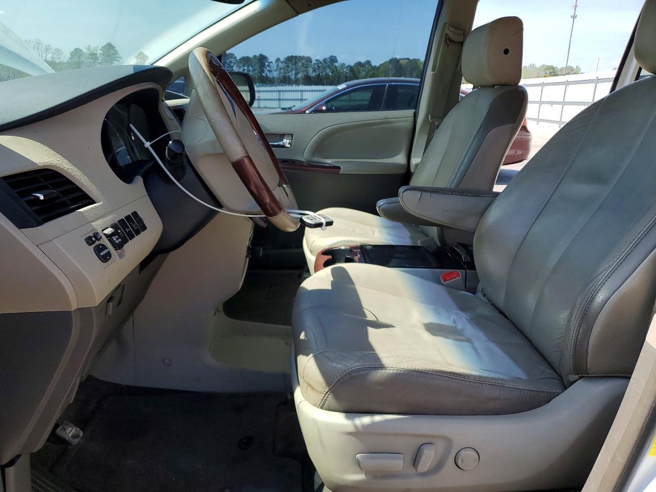 2013 TOYOTA SIENNA