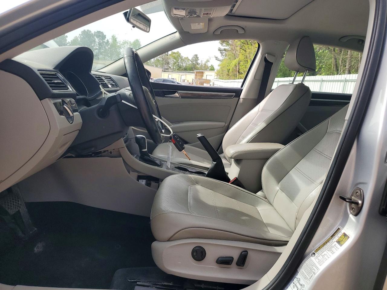 2017 VOLKSWAGEN PASSAT