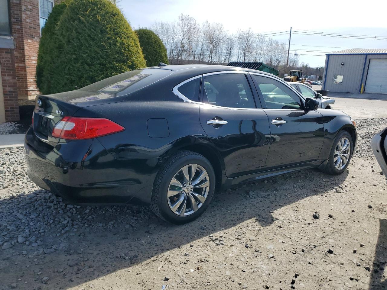 2011 INFINITI M37