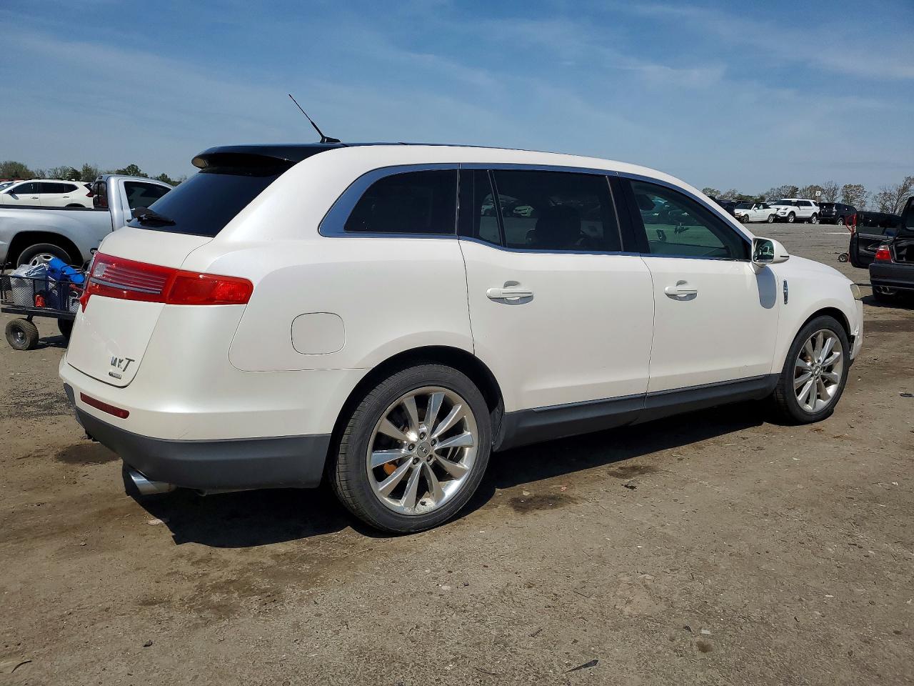 2011 LINCOLN MKT