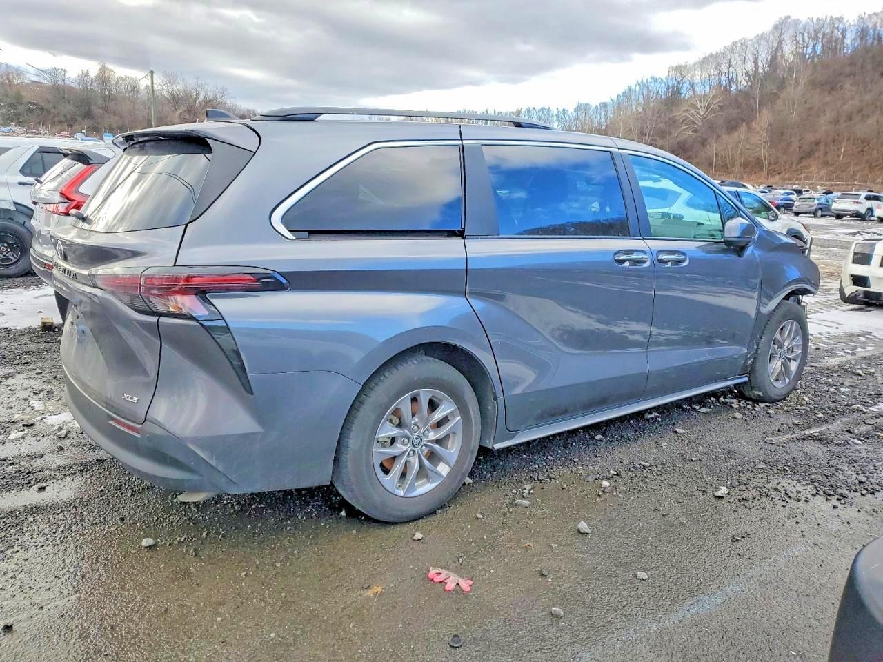 2025 TOYOTA SIENNA