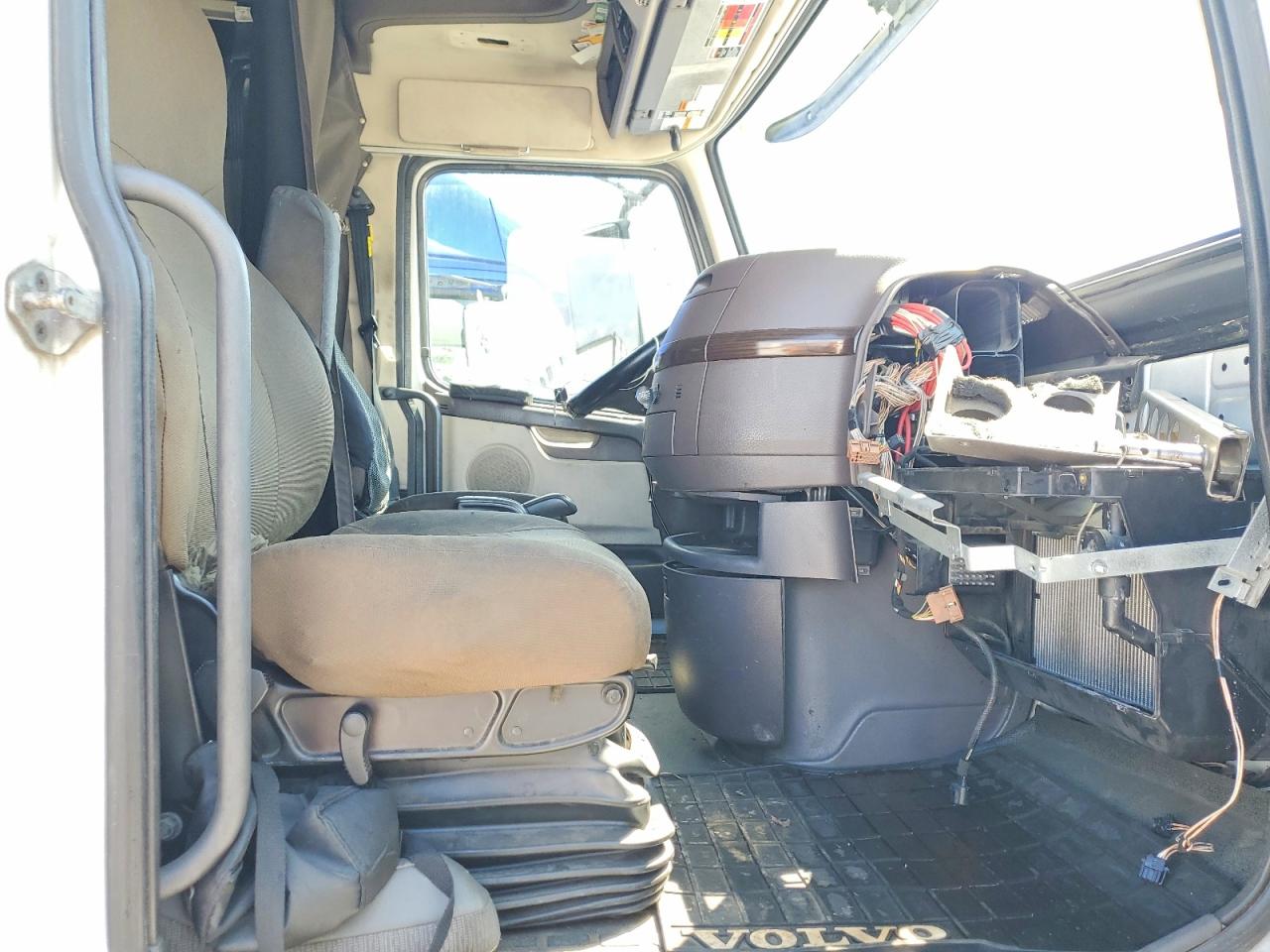 2016 VOLVO VN