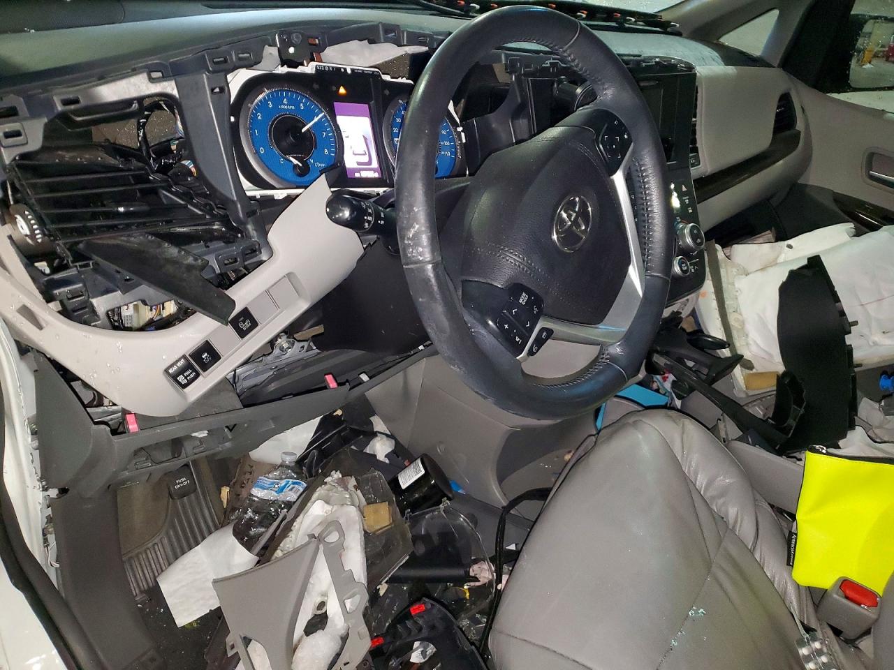 2017 TOYOTA SIENNA