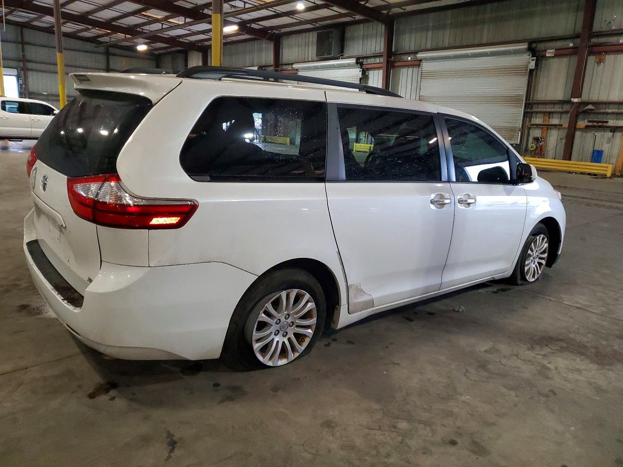 2017 TOYOTA SIENNA