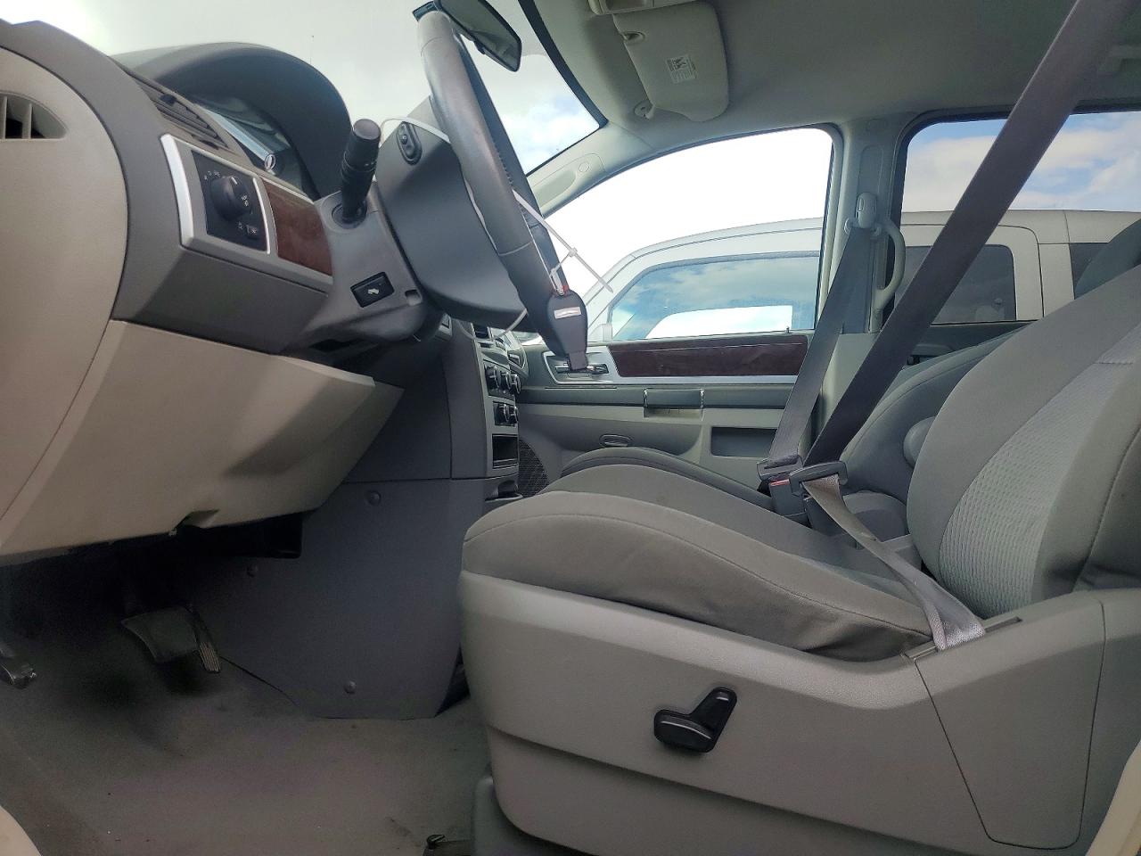 2010 CHRYSLER MINIVAN