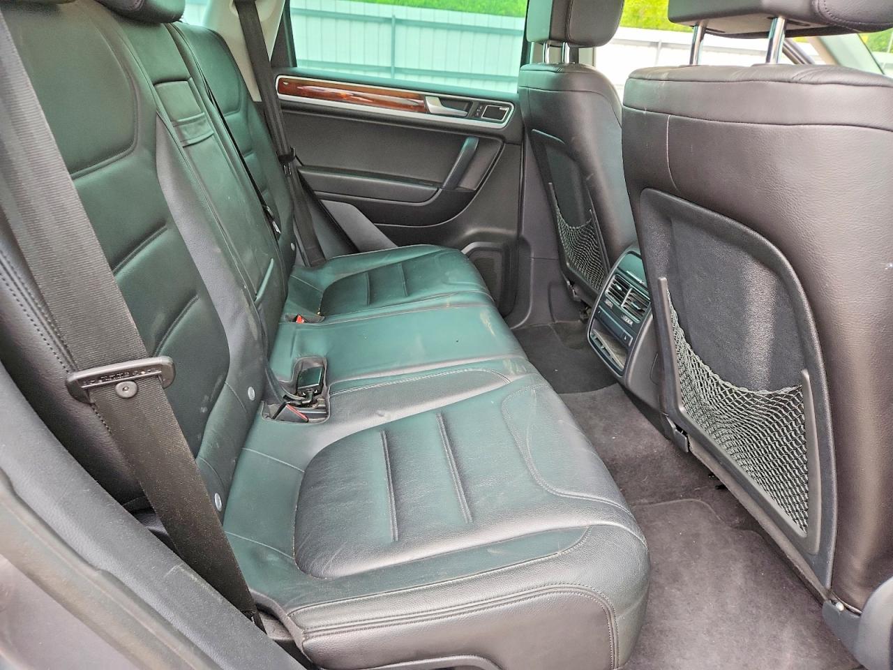 2011 VOLKSWAGEN TOUAREG