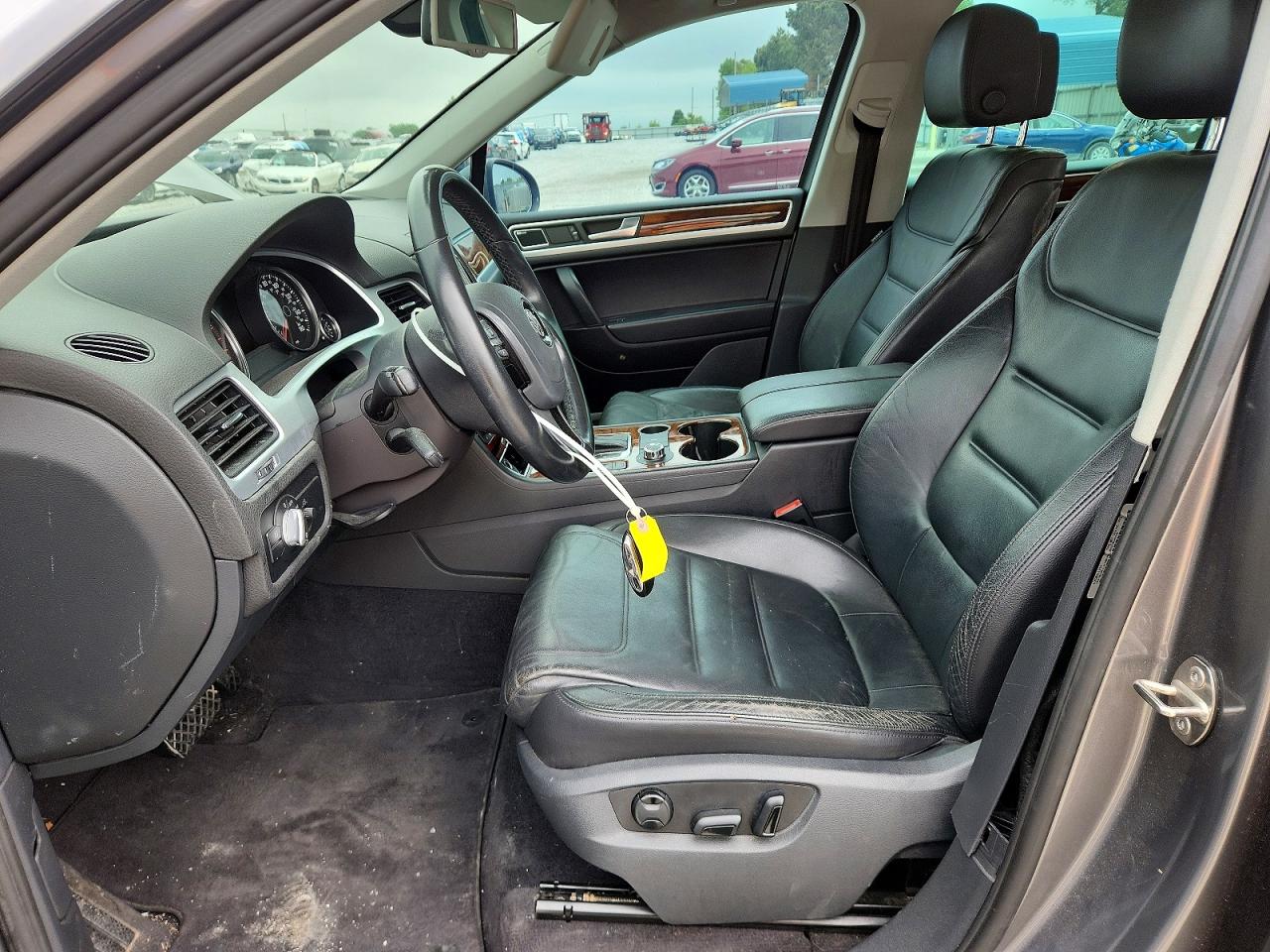 2011 VOLKSWAGEN TOUAREG