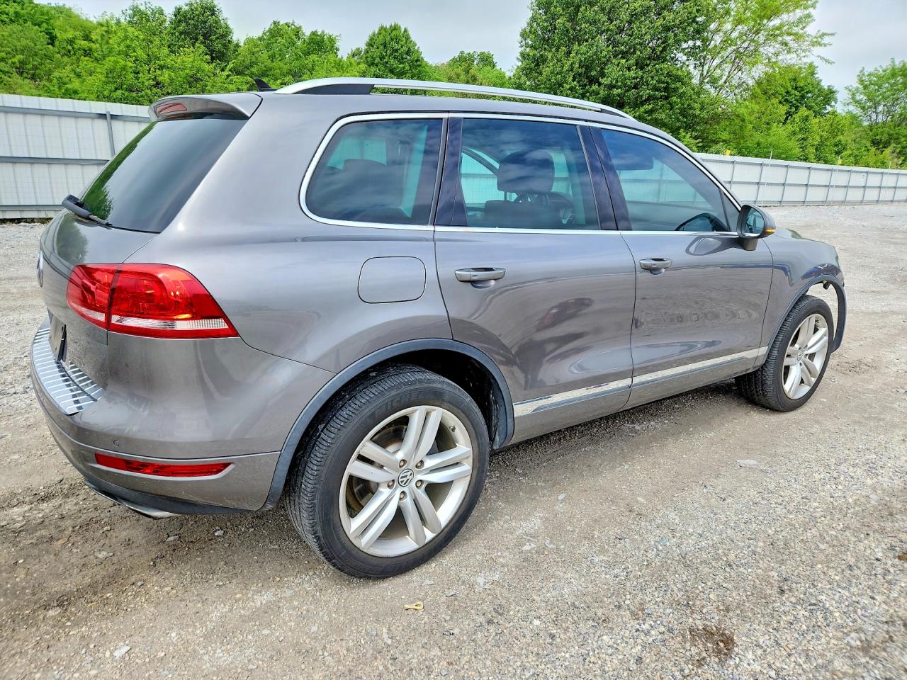 2011 VOLKSWAGEN TOUAREG